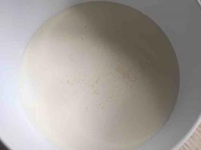 4:顺便先把淡奶油，牛奶，糖倒入锅中，小火把糖融化即可关火，放一旁晾凉备用。