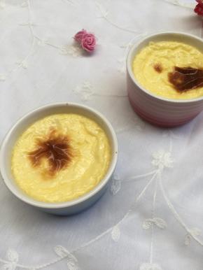 11:烤箱170度预热5分钟，然后把烤碗放进烤箱烤30-35分钟，表面上色就行了。