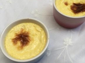 11:烤箱170度预热5分钟，然后把烤碗放进烤箱烤30-35分钟，表面上色就行了。