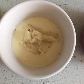 9:在烤碗中倒入三分之一蛋黄液，再加入适量的榴莲。