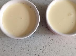 10:再倒入蛋黄液至烤碗8分满。