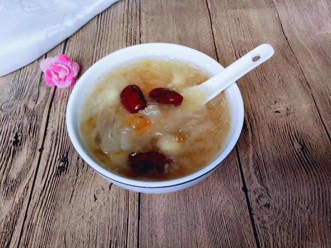 银耳莲子羹