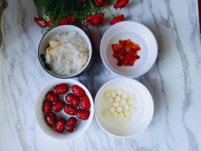 准备食材；所有食材清洗一遍，用冷水泡发。(其中莲子和桃胶泡的要久一点，最好放冰箱泡一夜。)