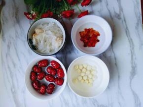 准备食材；所有食材清洗一遍，用冷水泡发。(其中莲子和桃胶泡的要久一点，最好放冰箱泡一夜。)