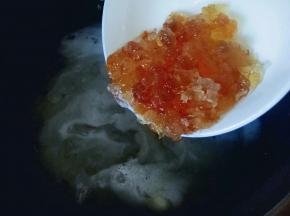 30分钟后将挑选干净的桃胶加入。