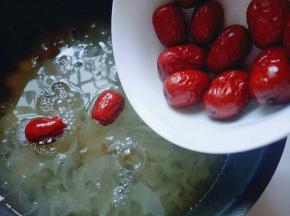 再加入泡发的红枣。再煮45分钟即可。