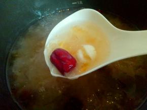 45分钟后看莲子已经煮的开花了。银耳羹也很粘稠了。就可以断电了。