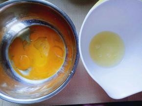 蛋黄个蛋白分别再无水无油的容器中。