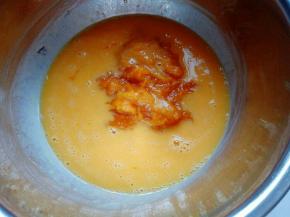 先做蛋黄糊，蛋黄用手动打蛋器打散，加入南瓜泥，打散至均匀融合再一起。