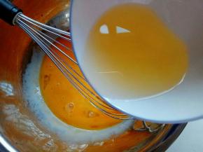 加入玉米油，继续抽打均匀。