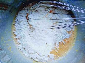 筛入低筋面粉，拌均匀，看不到干面粉为止。放旁边备用。