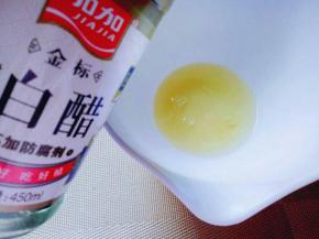 蛋白打发，加几滴白醋，(柠檬汁也可以)