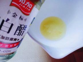 蛋白打发，加几滴白醋，(柠檬汁也可以)