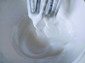 用电动打蛋器打发蛋白，打至大气泡时加入一半的白砂糖，继续中速打发，打至明显纹路时加入另一半白砂糖，用电等打蛋器继续打发。
打至提起打蛋器有直立的尖角就可以。