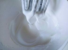 用电动打蛋器打发蛋白，打至大气泡时加入一半的白砂糖，继续中速打发，打至明显纹路时加入另一半白砂糖，用电等打蛋器继续打发。
打至提起打蛋器有直立的尖角就可以。