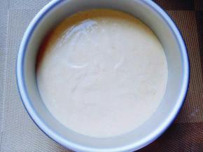 最后将蛋黄糊倒入蛋白容易里，翻拌均匀，倒入蛋糕磨具中，从上往下摔模具，震出气泡。