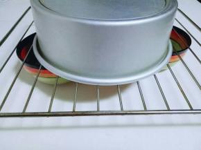 40分钟后戴上隔热手套，取出烤盘，即可倒扣再烤网上，下面可以放两个晚，这样凉的比较快，彻底凉后再脱模。