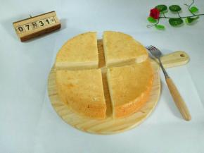 脱模后。小家伙迫不及待么早切开吃。抢着拍两张照片。