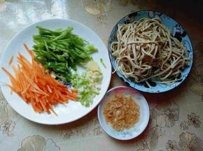 干丝取出清洗两遍，蔬菜切丝，开洋冷水泡发。