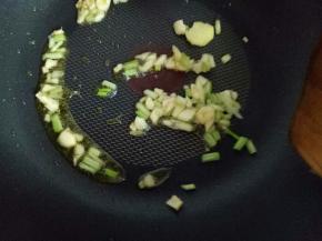 锅中加入油，油热时加入切好的葱姜蒜炒香。