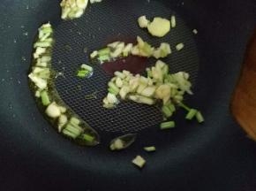 锅中加入油，油热时加入切好的葱姜蒜炒香。