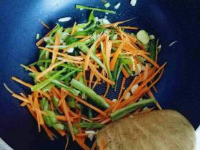 加入切好的蔬菜丝煸炒。