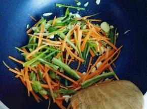 加入切好的蔬菜丝煸炒。