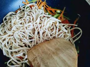 把干丝加入，加适量水。