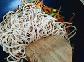 把干丝加入，加适量水。