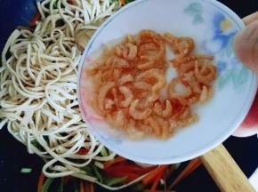 加入泡发的开洋，大火烧开，调味出锅，生抽，十三香，无需过多调味，也无需收汤。