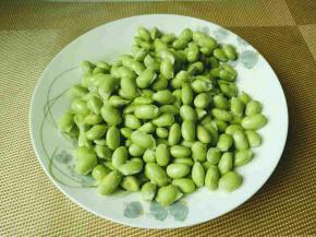 新鲜的毛豆剥好，冷水清洗，淋干水份