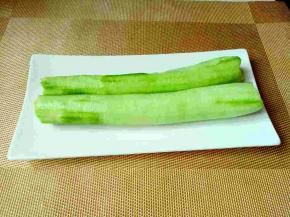 丝瓜去皮，洗干净。