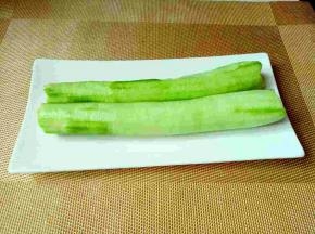 丝瓜去皮，洗干净。