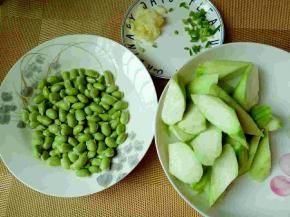 丝瓜滚刀切菱形块。准备工作完成。