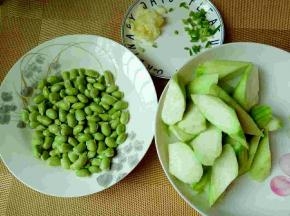 丝瓜滚刀切菱形块。准备工作完成。