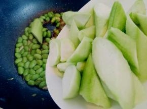 再加入切好的丝瓜