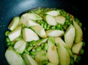 加入一勺水大火烧开。继续翻炒。