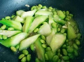 汤汁黏稠时加入糖调味出锅