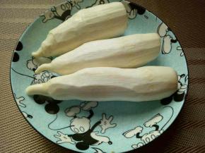 茭白，剥外皮。削掉皮表面一层皮。