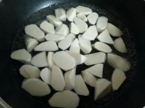 切菱形块，锅中加入清水烧开，加入切好的茭白，水开捞出淋干备用。