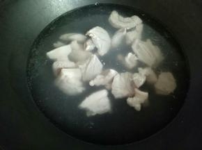 五花肉切块焯水，捞出冷水冲洗干净。