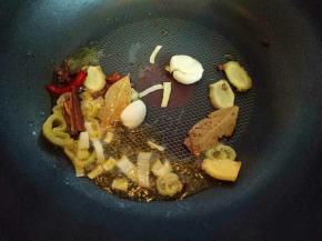 平底锅中加入油，油温热时加入香料煸炒。