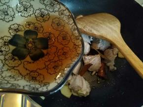 加入肉煸炒，再加入料酒。