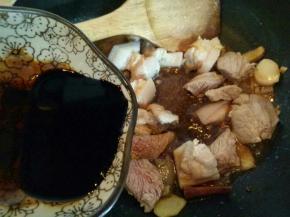 加入老抽。煸炒。加入清水，没过肉即可。大火烧开