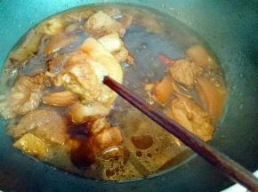 用筷子扎一下辨别肉是否软烂糊。