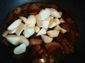 加入切好的茭白。大火直接收汤即可。