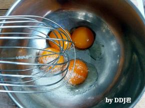 蛋清蛋黄分离，20克白砂糖加入蛋黄内，用手动打蛋器抽打均匀