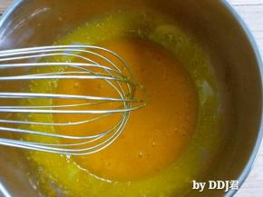 我用的土鸡蛋，蛋黄特别黄吧。。。