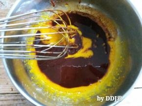 巧克力糊倒进蛋黄糊内搅拌均匀