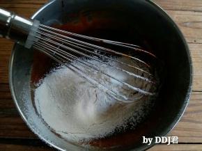 低粉筛入巧克力蛋黄糊